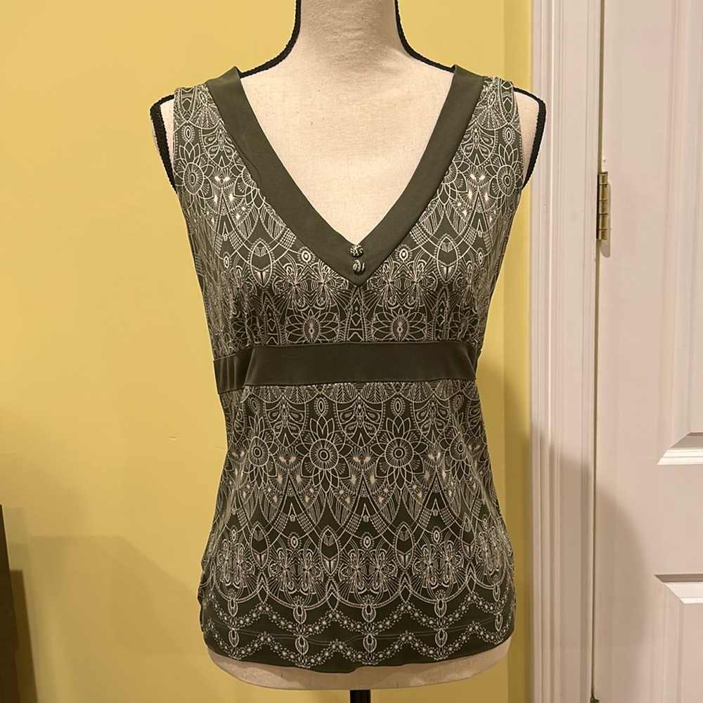 Tahari women’s sleeveless top Size M